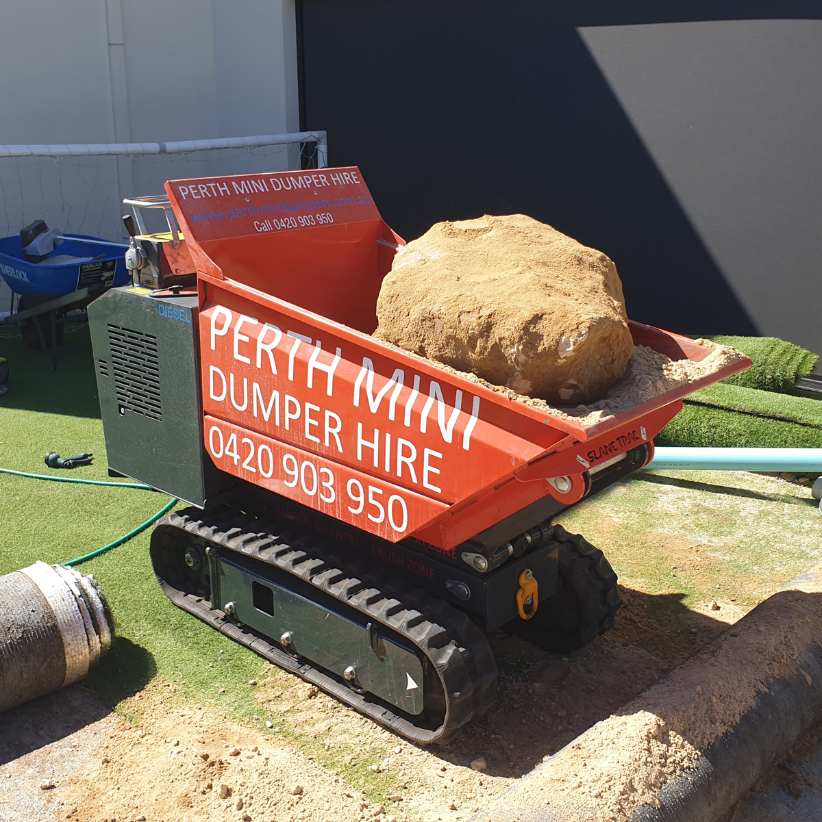 Mini dumper with 1000kg and 0.5 m3 capacity.